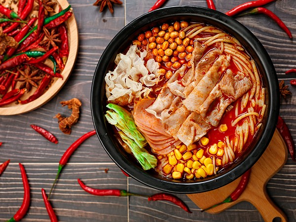 状元米线好吃不贵，价格实惠，食材都是由总部工厂直供，保证口味统一多种主食选择，操作简单，也不需要大厨，堂食+外带+外卖，免费培训，扶持创业，无需经验即可开一家米线店，大众消费，老少皆宜，全时段可经营，总部提供一站式扶持！状元米线，18年只为一碗好米线