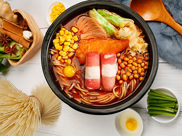 在本地开一家状元米线店需要多少钱?状元米线&香汁蘭番茄米线火热招商中,没有餐饮经验不用怕,零经验小白也能开,免费培训扶持创业,30平方起即可开店,新鲜食材统一配送,无需厨师,操作简单,品类丰富,3分钟出餐,堂食+外卖多平台接单,开店经营总部全程帮扶