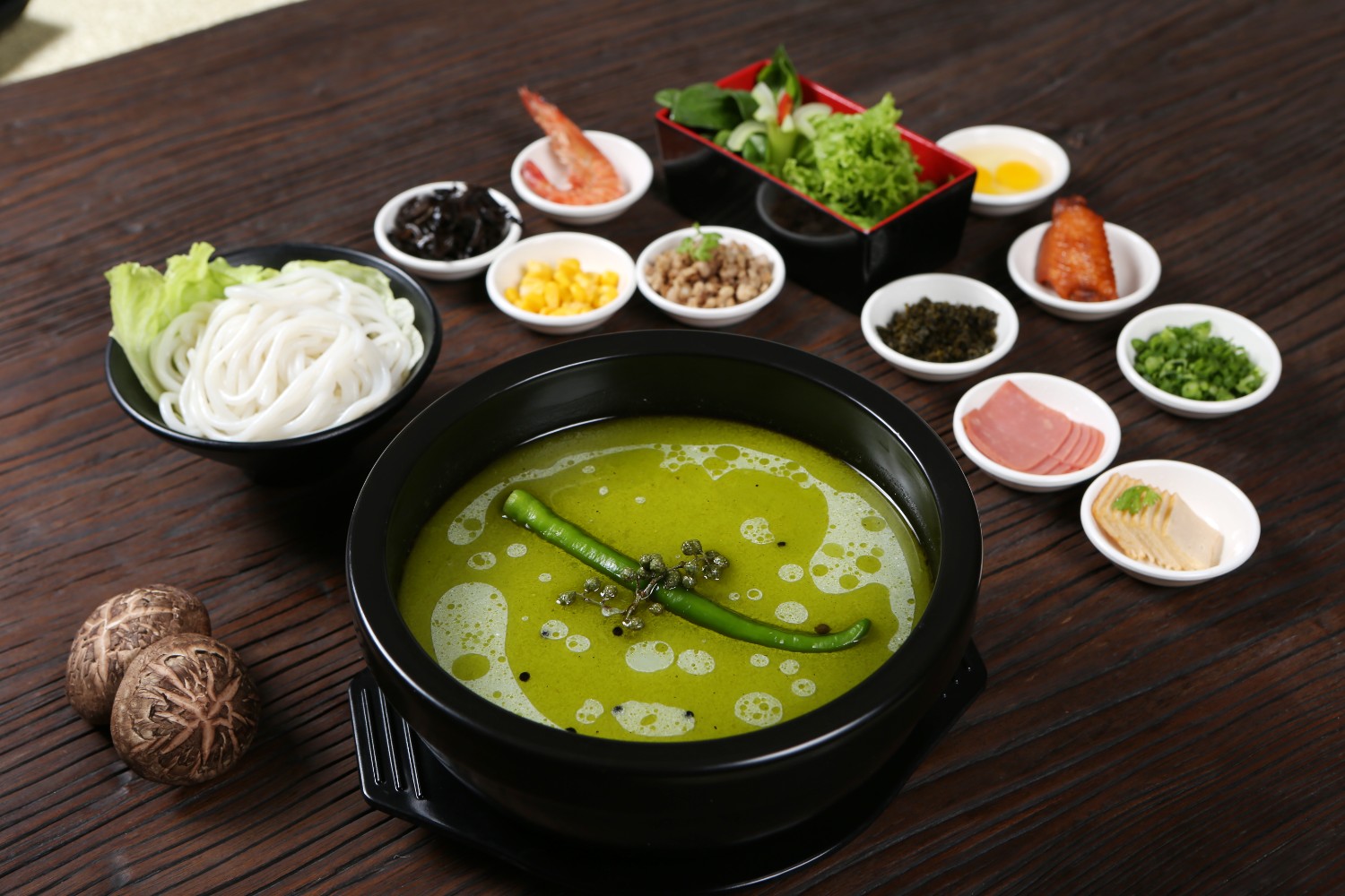 一个投资小，上手快，好操作的美食餐厅！米线加盟好项目，全国合作热线：400-967-2208