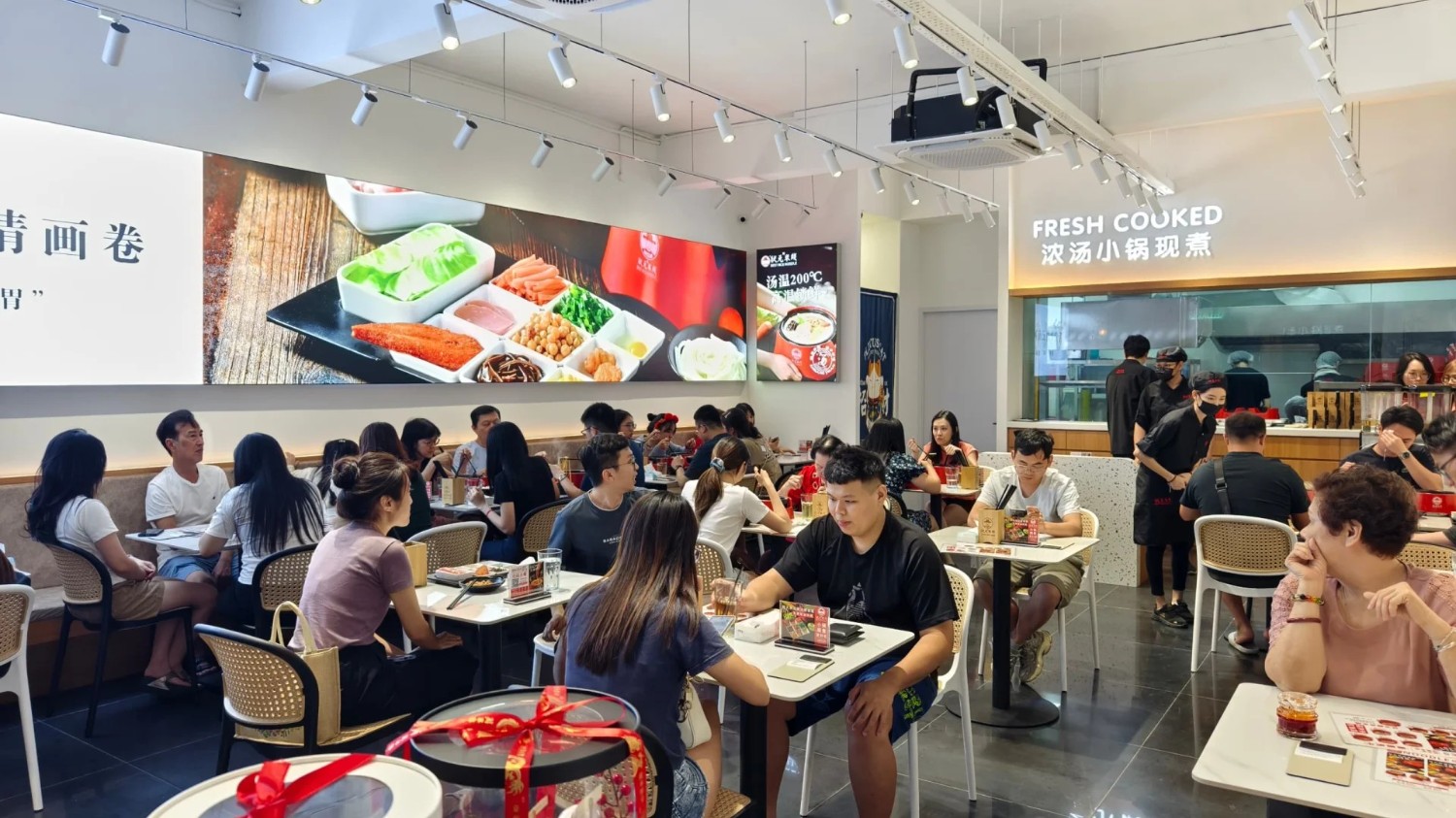 状元米线米线配方和健康理念为核心,致力于为每一位顾客提供美味且健康的用餐体验。我们的品牌不仅注重食材的精选和制作工艺的精湛,更强调每一口米线都承载着对顾客的用心和信任。作为一家传承多年的老品牌,状元米线始终以顾客为中心,致力于为每一位顾客带来满意的用餐体验,让健康与美味成为日常生活的一部分。选择状元米线,就是选择一种对健康的承诺,一种对品质的追求。